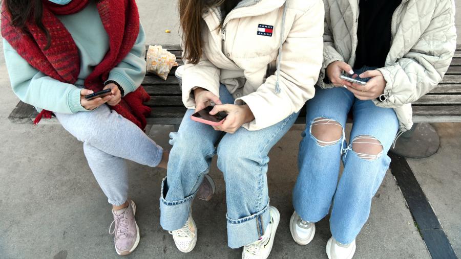 “É significativo observar as diferenzas e brechas entre os distintos grupos de adolescentes enquisados, o que nos permite unha aproximación a factores sociais que inciden no benestar emocional da adolescencia”, apunta o estudo que foi difundido esta semana co gallo do Día Mundial da Saúde Mental. FOTO: Santi Alvite “É significativo observar as diferenzas e brechas entre os distintos grupos de adolescentes enquisados, o que nos permite unha aproximación a factores sociais que inciden no benestar emocional da adolescencia”, apunta o estudo que foi difundido esta semana co gallo do Día Mundial da Saúde Mental. FOTO: Santi Alvite