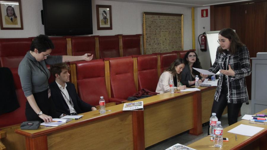 O debate competitivo en formato BP (Parlamento Británico, polas súas siglas en inglés) consiste no enfrontamento de catro equipos de dous. FOTO: Facebook Club Debate Compostela 