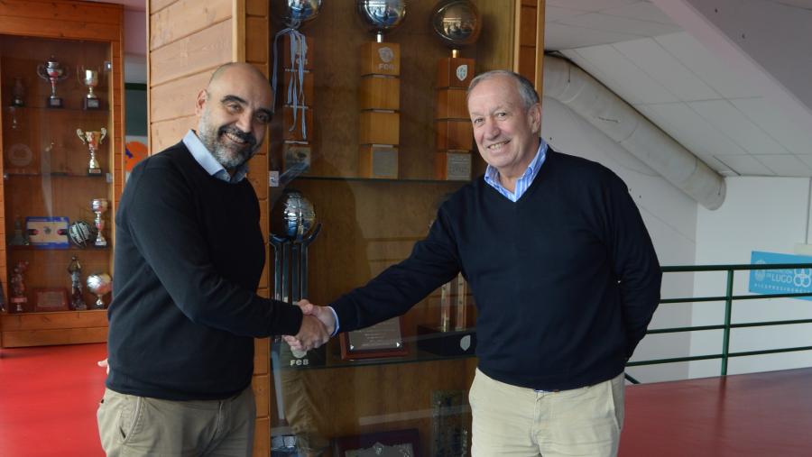 Roberto Bande e Tito Díaz, diante dunha vitrina de trofeos do CB Breogán Roberto Bande e Tito Díaz, diante dunha vitrina de trofeos do CB Breogán
