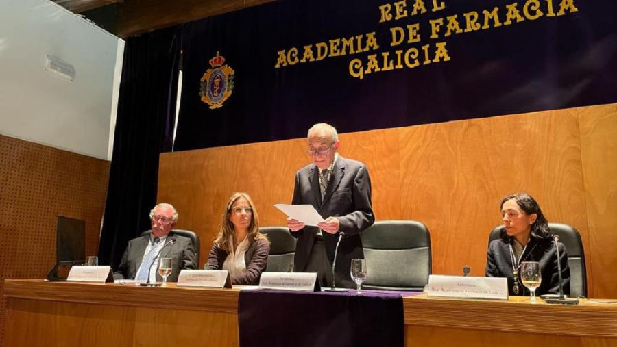 Ángel Concheiro na lectura do seu discurso. FOTO: SERGAS 