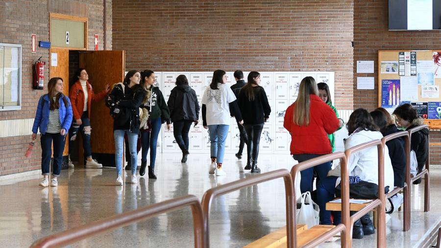 Estudantes saen dun aulario da Facultade de Veterinaria. Foto: Santi Alvite Estudantes saen dun aulario da Facultade de Veterinaria. Foto: Santi Alvite