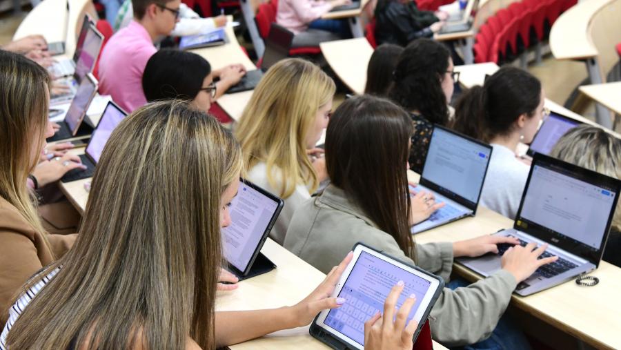 O sistema EKT é unha conxunción dun campus virtual, ferramentas colaborativas na nube, comunicación síncrona e asíncrona, portafolios dixital ou xerador de contidos académicos multimedia, entre outras aplicacións Alumnado en clase con equipos informáticos