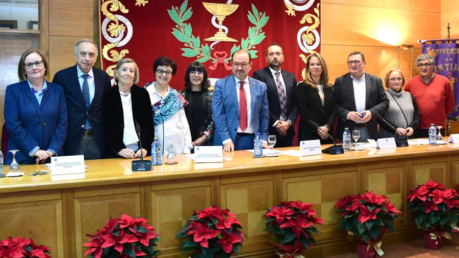 Foto de familia co persoal que recibiu a Insignia de Ouro. FOTO: Santi Alvite Foto de familia co persoal que recibiu a Insignia de Ouro. FOTO: Santi Alvite