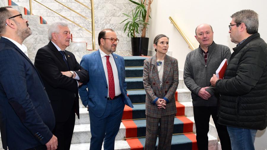 O director de Cáritas Interparroquial de Santiago, Carlos Juiz, e o director do Programa Abeiro, Javier Salgado, foron os encargados de recoller o galardón de mans do reitor da USC, Antonio López; e da presidenta do Consello Social, Cecilia Sierra. O ex reitor Juan Viaño tamén asistiu ao acto, así como o presidente de Alumni, Agustín Pena . FOTO: Santi Alvite O director de Cáritas Interparroquial de Santiago, Carlos Juiz, e o director do Programa Abeiro, Javier Salgado, foron os encargados de recoller o galardón de mans do reitor da USC, Antonio López; e da presidenta do Consello Social, Cecilia Sierra. O ex reitor Juan Viaño tamén asistiu ao acto. FOTO: Santi Alvite