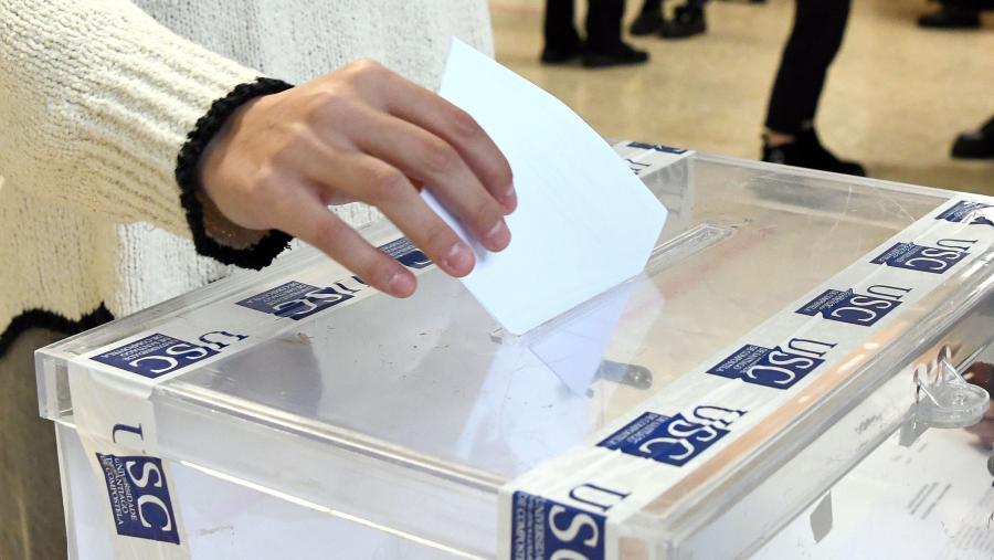 A votación efectuarase en liña nas facultades de Filosofía e Óptica e Optometría. FOTO: Santi Alvite