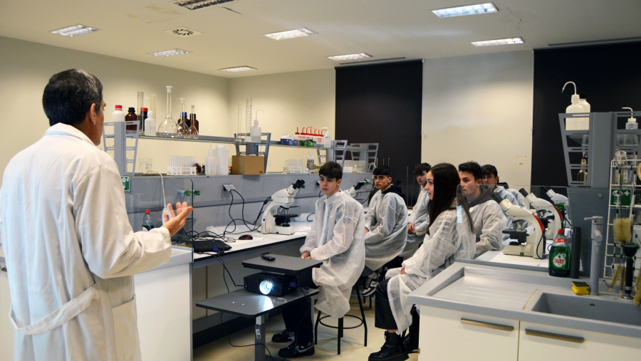 Alumnado do IES Lucus Augusti, nun laboratorio da Facultade de Ciencias Alumnado do IES Lucus Augusti, nun laboratorio da Facultade de Ciencias
