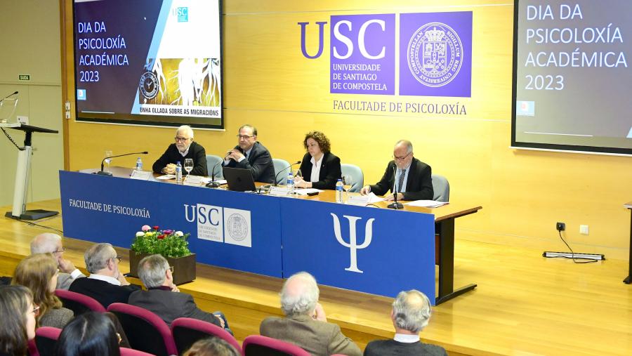 De esquerda a dereita, Manuel Francisco Martínez García, Gumersindo Feijoo Costa, Mª José Sampedro Vizacaya e Hipólito Puente Carracedo. FOTO: Santi Alvite De esquerda a dereita, Manuel Francisco Martínez García, Gumersindo Feijoo Costa, Mª José Sampedro Vizacaya e Hipólito Puente Carracedo. FOTO: Santi Alvite