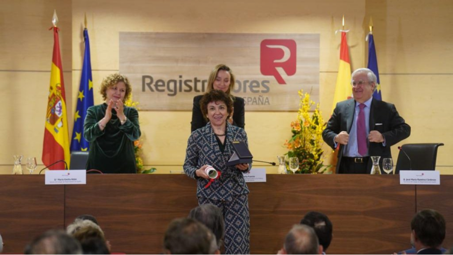 A catedrática de Dereito Civil, Paz García Rubio, tras recibir a medalla de honra. Foto: Colexio de Rexistradores de España