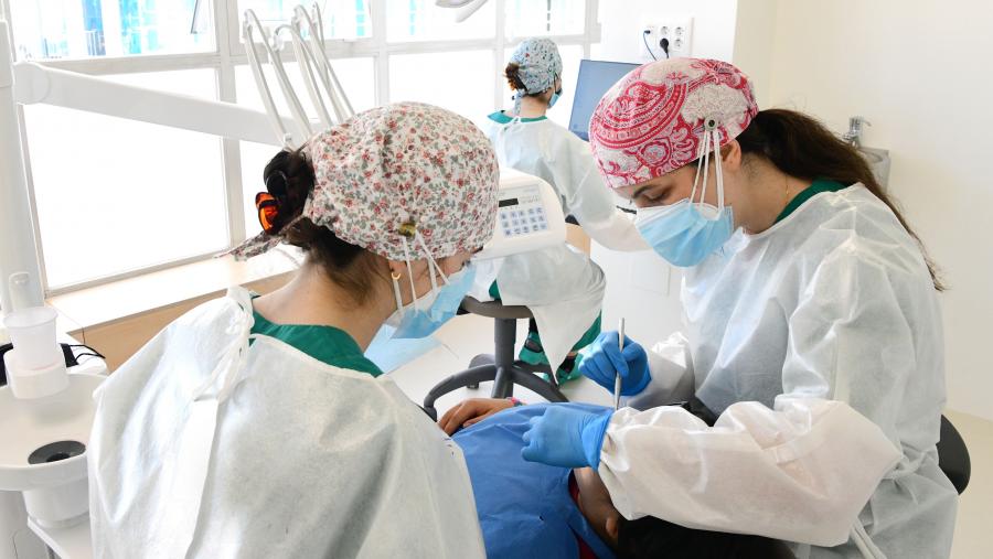A investigadora traballou con mostras de pacientes avaliados na Facultade de Medicina e Odontoloxía da USC. Imaxe de arquivo dunha clase práctica. FOTO: Santi Alvite A investigadora traballou con mostras de pacientes avaliados na Facultade de Medicina e Odontoloxía da USC. Imaxe de arquivo. FOTO: Santi Alvite