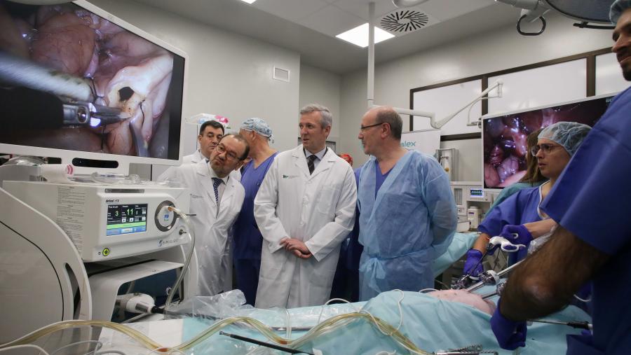 O reitor Antonio Löpez e Rueda, nun dos quirófanos do hospital veterinario Rof Codina O reitor Antonio Löpez e Rueda, nun dos quirófanos do hospital veterinario Rof Codina