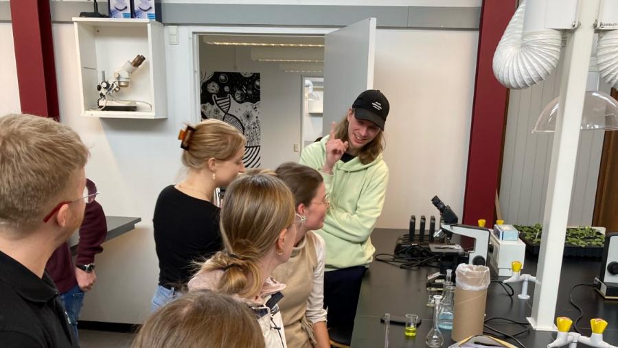Estudantes de Química da Universidade de Copenhague dirixen unha sesión co kit Fotometrix con alumnado preuniversitario Estudantes de Química da Universidade de Copenhague dirixen unha sesión co kit Fotometrix con alumnado preuniversitario