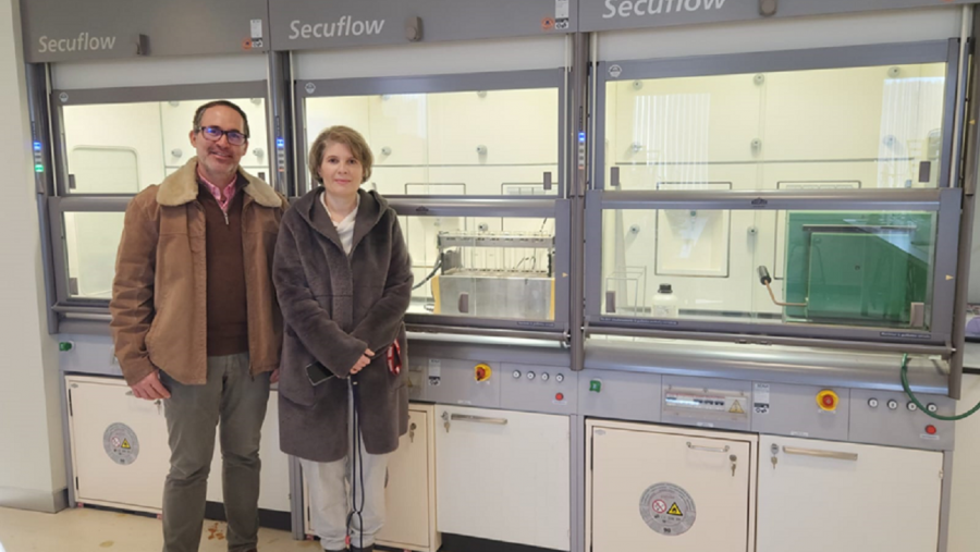 Mikel Ugando e Asteria Luzardo, nun laboratorio da Facultade de Ciencias Mikel Ugando e Asteria Luzardo, nun laboratorio da Facultade de Ciencias
