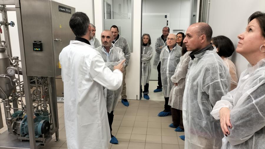 Visita de membros da xunta directiva do Clusaga á Aula de Produtos Lácteos e Tecnoloxías Alimentarias Visita de membros da xunta directiva do Clusaga á Aula de Produtos Lácteos e Tecnoloxías Alimentarias