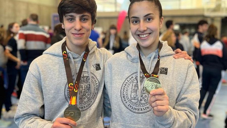 Tomás Fernández e Irene Montemuíño posan coas súas respectivas medallas