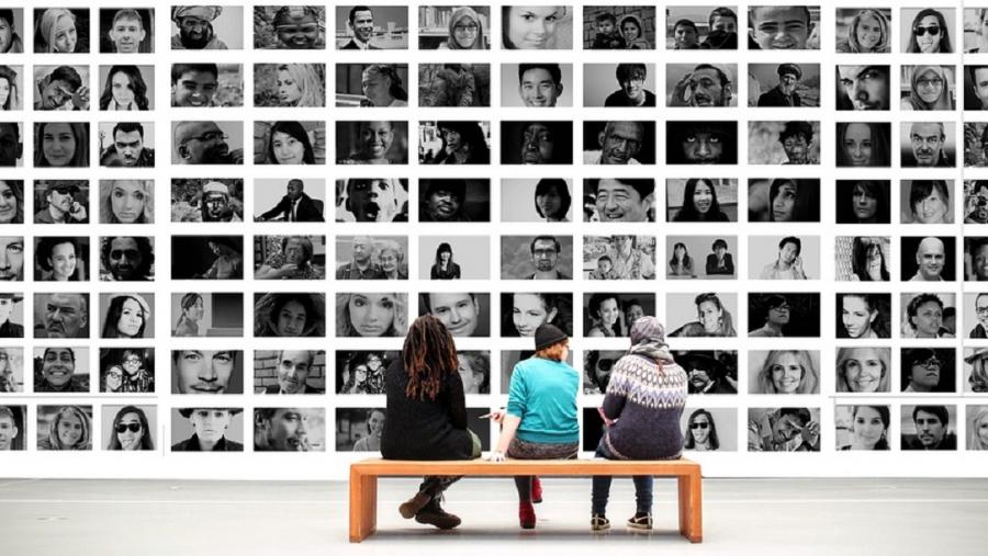 O comportamento dos sistemas sociais muda cando o seu tamaño cruza certos limiares. FOTO: Pixabay