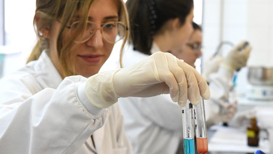 O órgano de participación da sociedade galega na Universidade reparte 50.000 euros entre diversas iniciativas. Imaxe de arquivo dun laboratorio da USC. FOTO: Santi Alvite O órgano de participación da sociedade galega na Universidade reparte 50.000 euros entre diversas iniciativas. Imaxe de arquivo dun laboratorio da USC. FOTO: Santi Alvite