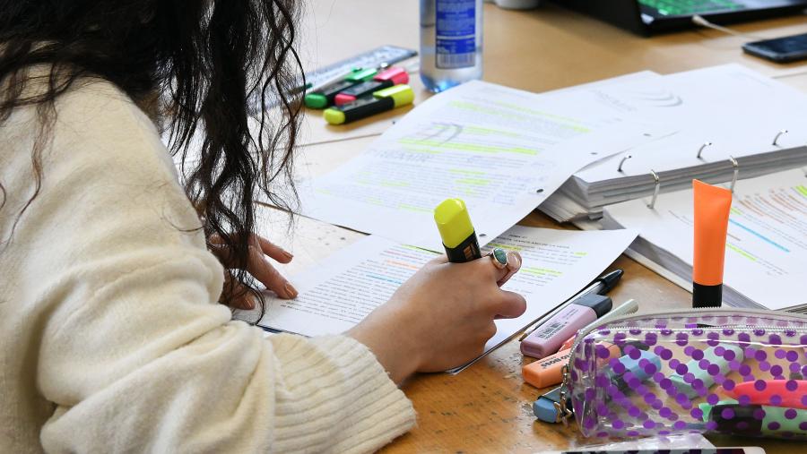 Alumnado en biblioteca Intercentros de Lugo