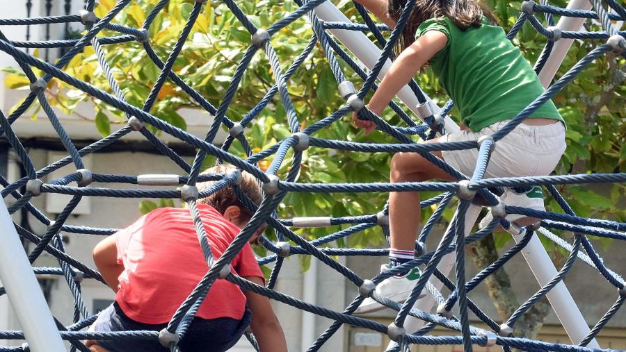 Alfamov permite observar o grao de desenvolvemento de 22 habilidades motrices básicas e será a base das avaliacións que se levarán a cabo en colexios de diferentes puntos de Galicia. Imaxe de arquivo de cativada nun parque. FOTO: Santi Alvite