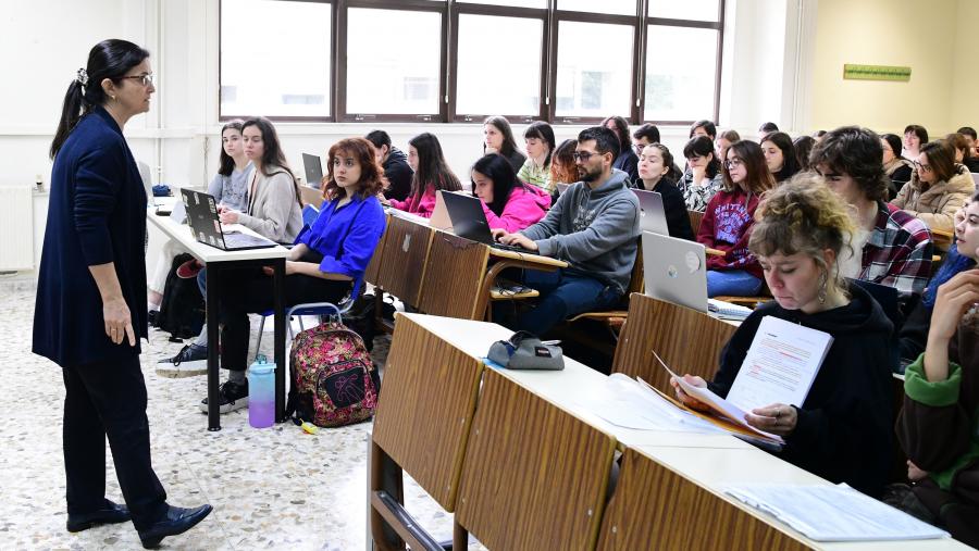 A convocatoria contempla dúas modalidades de participación dirixidas a membros e equipos do Persoal Docente e Investigador (PDI) da USC: unha primeira oriéntase a accións innovadoras con inclusión da perspectiva de xénero na docencia na universidade, mentres que a segunda valora os traballos de investigación con perspectiva de xénero en calquera ámbito do coñecemento. FOTO: Santi Alvite A convocatoria contempla dúas modalidades de participación dirixidas a membros e equipos do Persoal Docente e Investigador (PDI) da USC: unha primeira oriéntase a accións innovadoras con inclusión da perspectiva de xénero na docencia na universidade, mentres que a segunda valora os traballos de investigación con perspectiva de xénero en calquera ámbito do coñecemento. FOTO: Santi Alvite