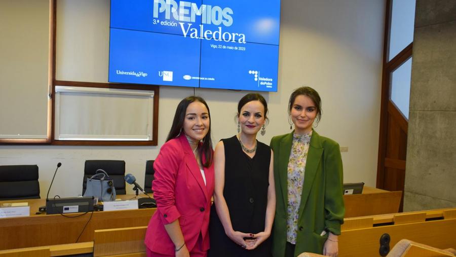 Cinthia Piñeiro, Ana Souto e Carmen Castrillo, gañadoras desta terceira edición dos premios. FOTO: UVigo Cinthia Piñeiro, Ana Souto e Carmen Castrillo, gañadoras desta terceira edición dos premios. FOTO: UVigo