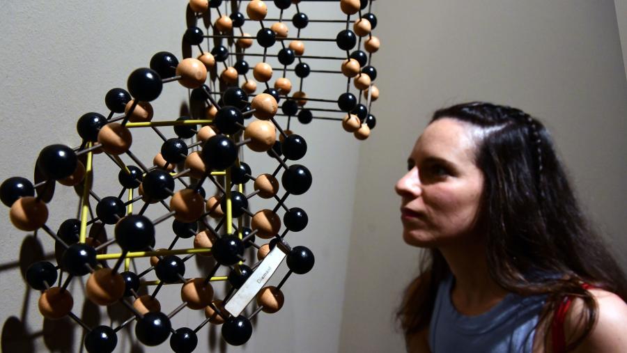 En 'Minerais. Ver o Invisible. De Haüy á ermeloíta'  o pasado aparece en forma de homenaxe ao investigador do século XVII René Just Haüy, considerado un dos fundadores da cristalografía e mineraloxía modernas. FOTO: Santi Alvite