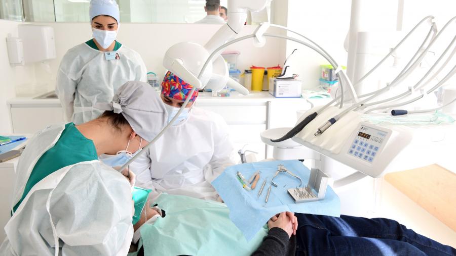 A Cátedra trata de captar novos talentos, promovendo bolsas e proxectos de investigación competitivos no ámbito internacional, así como fomentando a colaboración entre a USC e o sector profesional e empresarial da odontoloxía. Imaxe de arquivo dunha clase práctica na USC. FOTO: Santi Alvite A Cátedra trata de captar novos talentos, promovendo bolsas e proxectos de investigación competitivos no ámbito internacional, así como fomentando a colaboración entre a USC e o sector profesional e empresarial da odontoloxía. Imaxe de arquivo dunha clase práctica na USC. FOTO: Santi Alvite
