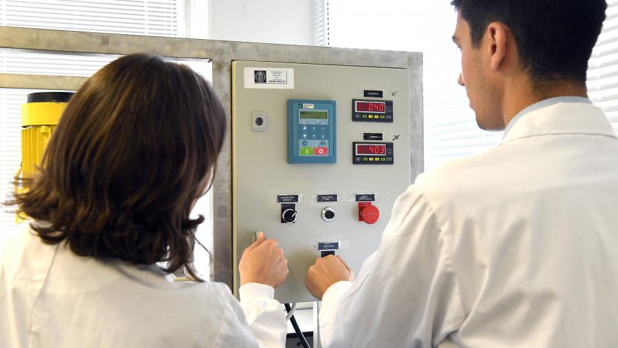 A USC convoca cada ano estes galardóns que constitúen unha acción consolidada das políticas de promoción da igualdade efectiva entre mulleres e homes. Imaxe de arquivo dun laboratorio na ETSE. FOTO: Santi Alvite A USC convoca cada ano estes galardóns que constitúen unha acción consolidada das políticas de promoción da igualdade efectiva entre mulleres e homes. Imaxe de arquivo dun laboratorio na ETSE. FOTO: Santi Alvite