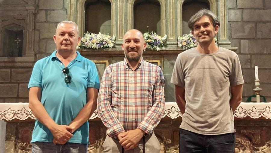 O equipo investigador dentro dunha das igrexas estudadas O equipo investigador dentro dunha das igrexas estudadas
