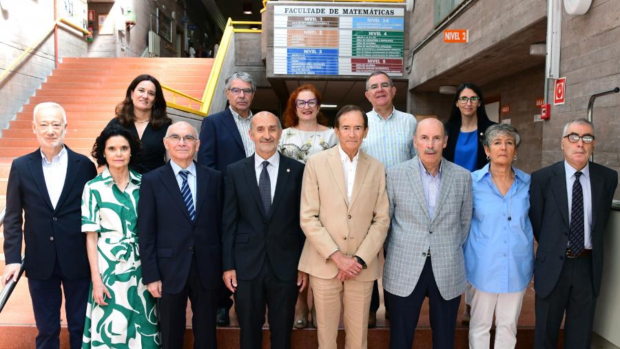 Oito dos nove homenaxeados xunto á decana, directores de departamentos e directora do CITMAga. FOTO: Santi Alvite