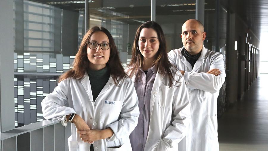 De esquerda a dereita, Alicia Flores Roco, Belinda Lago Vallejo e Ricardo Villa Bellosta, integrantes do equipo investigador