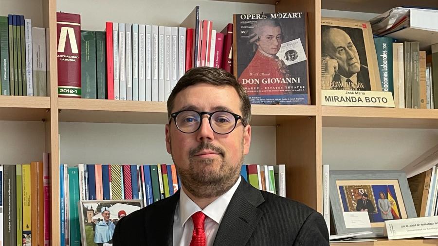 Foto O profesor José María Miranda Boto aborda a incidencia laboral dos algoritmos nun foro europeo