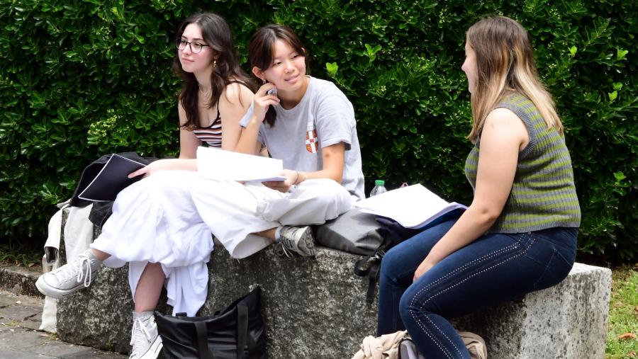 Para a coordinadora, “este mestrado dota o estudantado dunha formación ao máis alto nivel facilitando a súa integración nun mercado laboral global". Imaxe de arquivo de alumnado polo campus. FOTO: Santi Alvite Para a coordinadora, “este mestrado dota o estudantado dunha formación ao máis alto nivel facilitando a súa integración nun mercado laboral global". Imaxe de arquivo de alumnado polo campus. FOTO: Santi Alvite