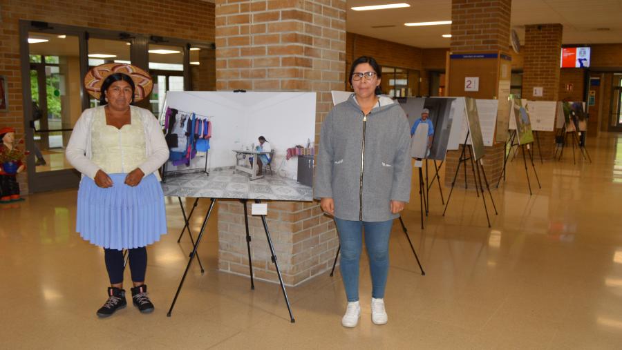 Lurdes Herrera Toco, á esquerda, na exposición 'Enredadas no cambio' aberta na Facultade de ADE