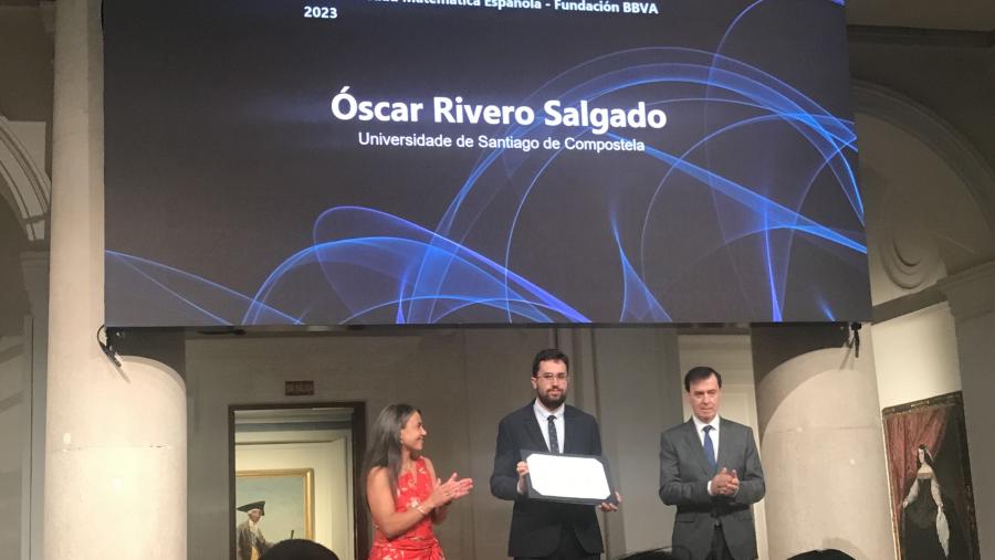 Óscar Rivero Salgado recollendo o premio Óscar Rivero Salgado recollendo o premio