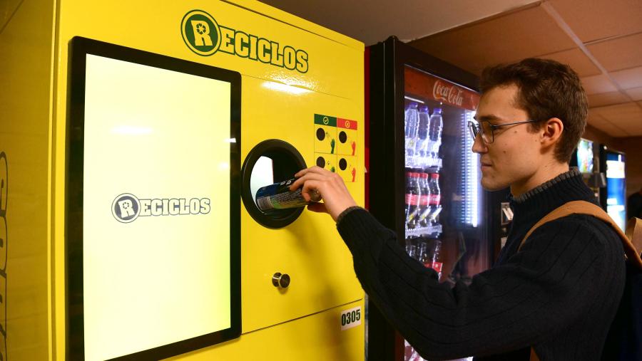 A comunidade universitaria poderá seguir reciclando as latas e botellas de plástico de bebidas que consuma, facilitando así a circularidade destes residuos. FOTO: Santi Alvite