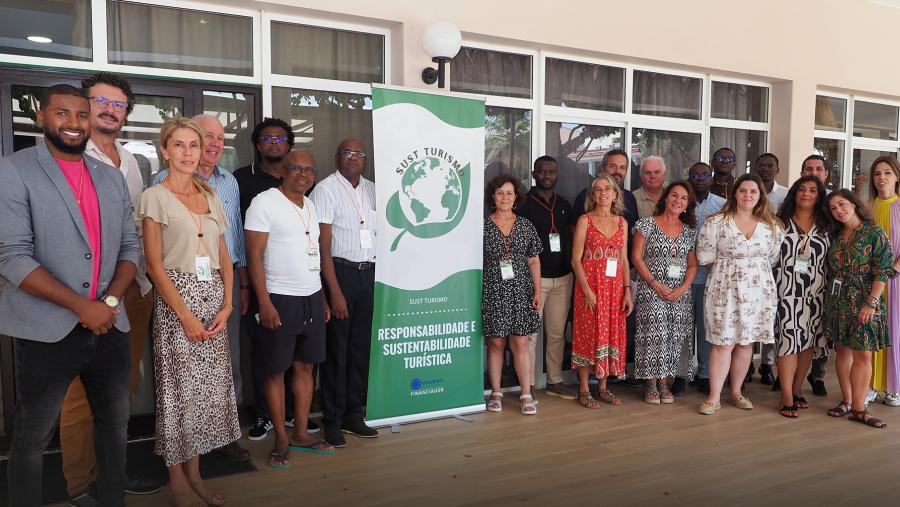 Participantes na sesión inaugural do programa erasmus SUST-Turismo, en Cabo Verde Participantes na sesión inaugural do programa erasmus SUST-Turismo, en Cabo Verde