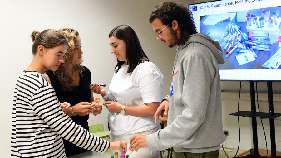 As saídas profesionais do grao de Farmacia, como xestionar con éxito unha farmacia dende o minuto 0 ou como acceder á empresa privada científica centrarán algúns dos talleres. Imaxe de arquivo do alumnado de Farmacia. FOTO: Santi Alvite