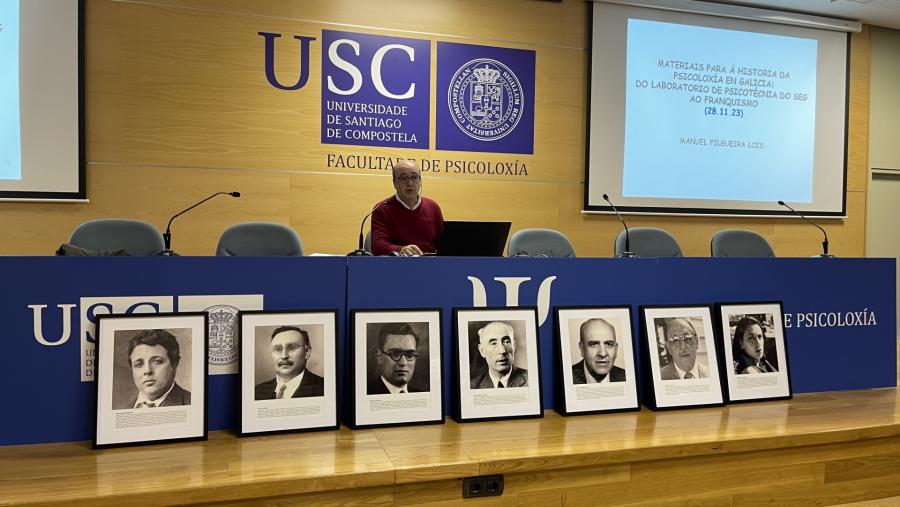 Manuel Filgueira Lois e as imaxes das figuras homenaxeadas. FOTO: Facultade de Psicoloxía Manuel Filgueira Lois e as imaxes das figuras homenaxeadas. FOTO: Facultade de Psicoloxía