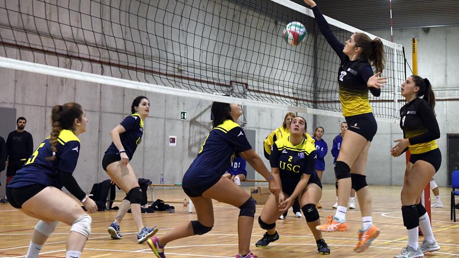 Alumnado da USC nunha competición de voleibol. FOTO: Santi Alvite Alumnado da USC nunha competición de voleibol. FOTO: Santi Alvite