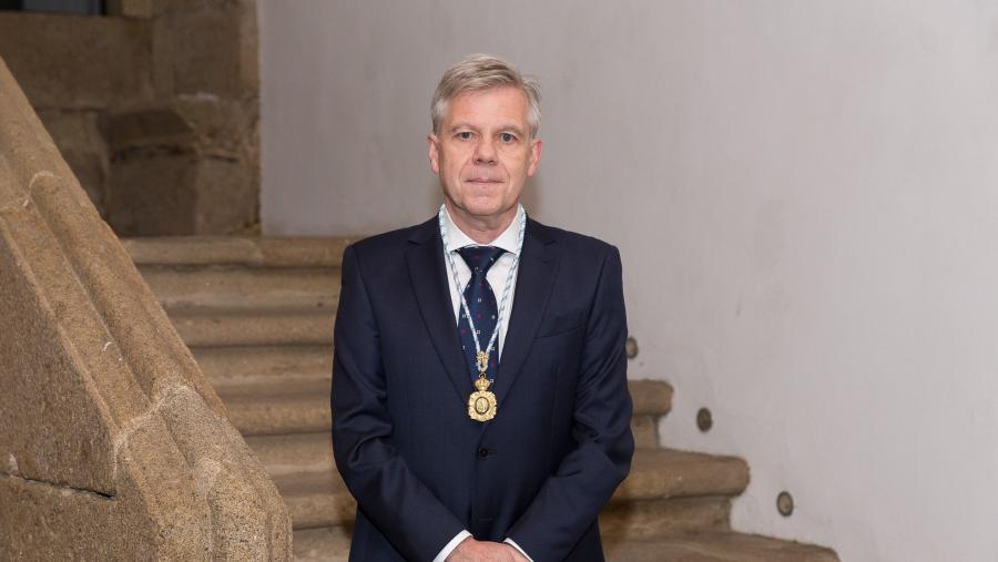 O novo académico é catedrático de Xeometría e Topoloxía da Universidade de Santiago de Compostela O novo académico é catedrático de Xeometría e Topoloxía da Universidade de Santiago de Compostela