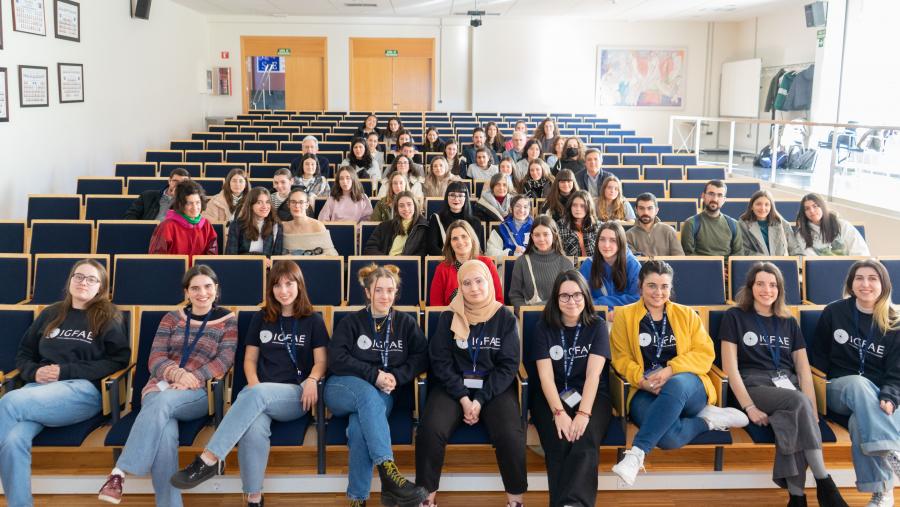 A Masterclass ofrece unha oportunidade e unha experiencia enriquecedora para as alumnas, que terán a oportunidade de achegarse ao método científico mediante un pequeno simulacro do que supón a día a día da carreira investigadora e farano, ademais, aprendendo sobre a historia das mulleres na ciencia A Masterclass ofrece unha oportunidade e unha experiencia enriquecedora para as alumnas, que terán a oportunidade de achegarse ao método científico mediante un pequeno simulacro do que supón a día a día da carreira investigadora e farano, ademais, aprendendo sobre a historia das mulleres na ciencia