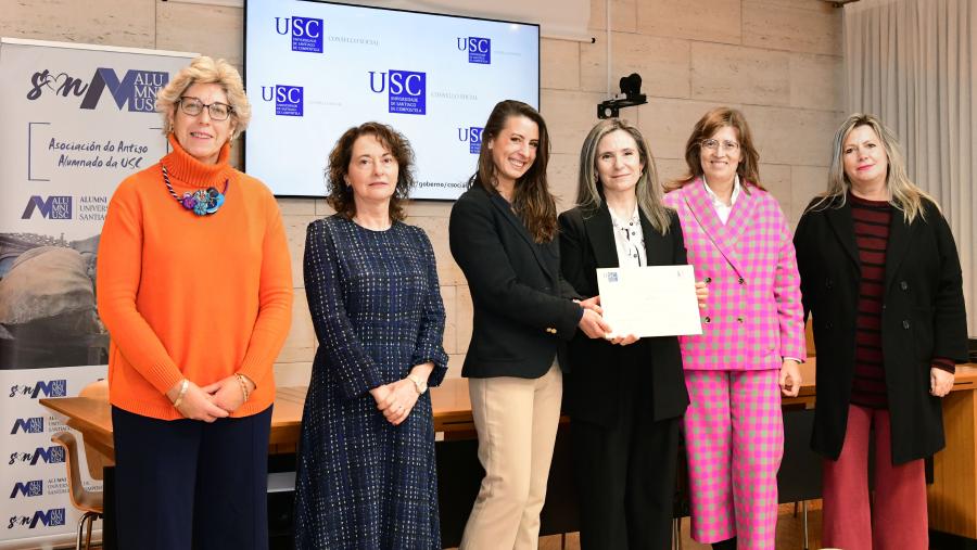 Pola esquerda, María Teresa Bouzada Gil, membro do xurado; a secretaria xeral da USC, Dulce María García Mella; a presidenta de Acougo, Rebeca Pereira Ferrón; a presidenta do Consello Social da USC, Cecilia Sierra Rey; a presidenta de AlumniUSC, Eva López Barrio, e unha voluntaria de Acougo, Paz. FOTO: Santi Alvite Pola esquerda, María Teresa Bouzada Gil, membro do xurado; a secretaria xeral da USC, Dulce María García Mella; a presidenta de Acougo, Rebeca Pereira Ferrón; a presidenta do Consello Social da USC, Cecilia Sierra Rey; a presidenta de AlumniUSC, Eva López Barrio, e unha voluntaria de Acougo, Paz. FOTO: Santi Alvite
