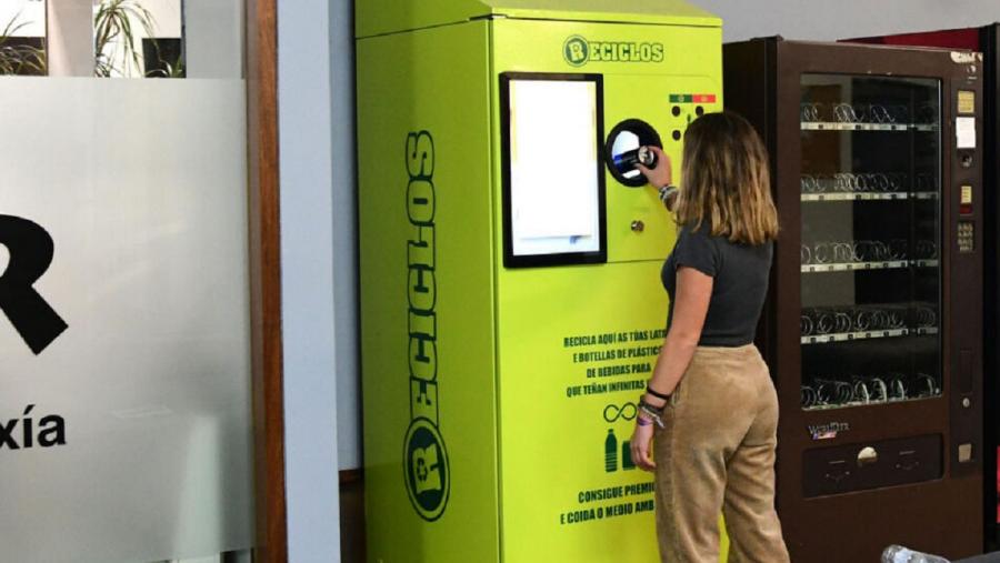 O número de envases recollidos nas seis máquinas RECICLOS instaladas en diferentes puntos da USC ao longo de 2023 ascendeu a 12.410. FOTO: Santi Alvite O número de envases recollidos nas seis máquinas RECICLOS instaladas en diferentes puntos da USC ao longo de 2023 ascendeu a 12.410. FOTO: Santi Alvite