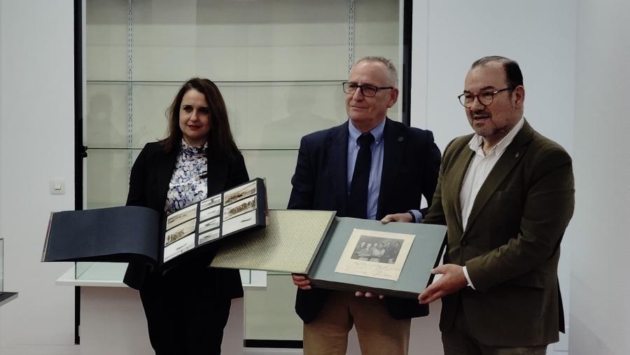 De esquerda a dereita, Désirée Mª Domínguez Pallas, Juan Blanco e Antonio López. Doazón Juan Blanco
