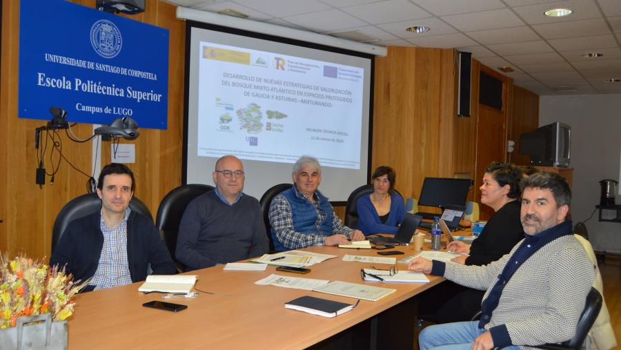 Manuel Marey, terceiro pola esquerda, con representantes das entidades consorciadas no proxecto Mixturando, na EPS de Enxeñaría da USC