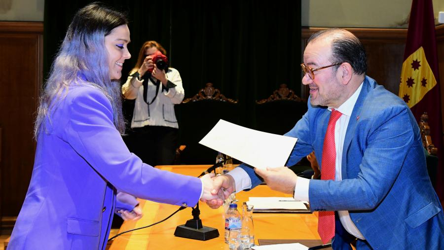 Coral Carballedo recibiu o recoñecemento da man do reitor compostelán. Foto: Santi Alvite