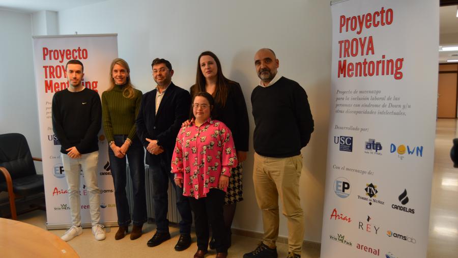 Ángels Cabarcos, Francisco Fraga, Sarai Lodeiro e Roberto Bande, xunto cun voluntario e unha beneficiaria do programa Ángels Cabarcos, Francisco Fraga, Sarai Lodeiro e Roberto Bande, xunto cun voluntario e unha beneficiaria do programa