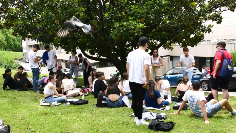 Estudantes no Campus Norte da USC. FOTO: Santi Alvite