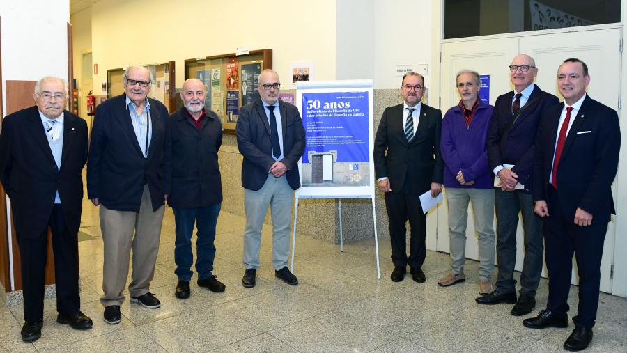 O reitor Antonio López, cuarto pola dereita, e o decano de Filosofía, Xavier de Donato, posan acompañados por seis ex decanos da Facultade. FOTO: Santi Alvite