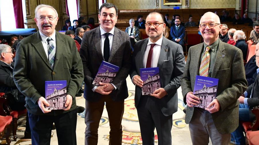 Ramón Villares, esquerda, Román Rodríguez, Antonio López e Marco García Quintela no comezo da presentación. FOTO: Santi Alvite Ramón Villares, esquerda, Román Rodríguez, Antonio López e Marco García Quintela no comezo da presentación. FOTO: Santi Alvite